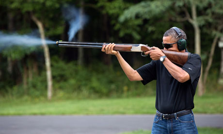 La foto d'Obama disparant un rifle apareix desprès d'una demanda dels Republicans // Casa Blanca / Getty